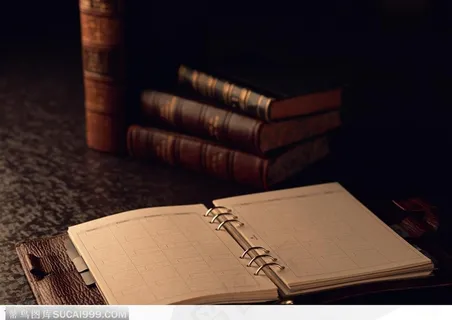 打开和一堆古老精装书本