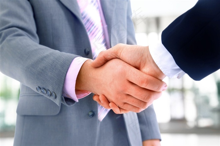 穿着西装的商务人士握手高清图片