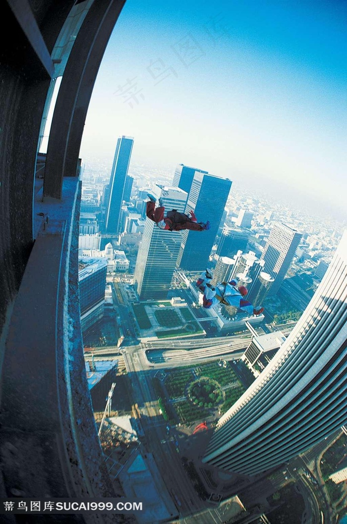 从高空的跳伞运动员