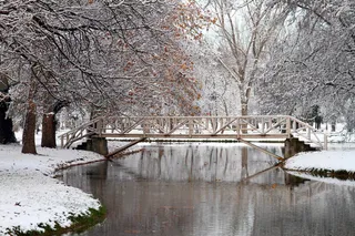 冬季木桥湖泊风景图片