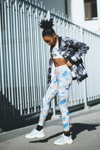 紧身裤黑皮肤美人图片