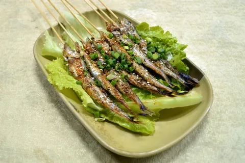 烧烤美食烤肉街边小吃油炸烤多春鱼