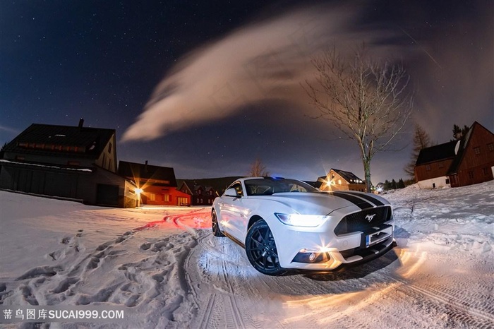 夜晚雪地上的福特野马汽车