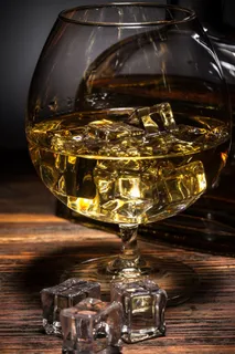 一杯冰镇的青葡萄酒