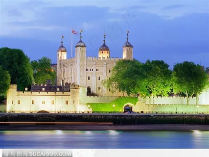 夜色映衬下的城堡图片