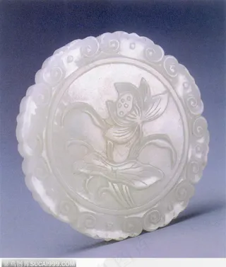 中华传统工艺-圆形白色荷花玉器