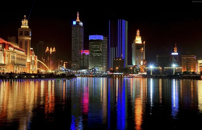 上海外滩黄埔江城市建筑夜景图片