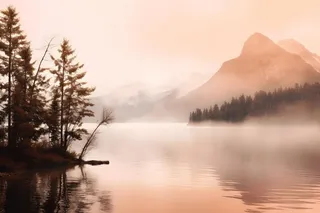 落日雪山云层河面背景