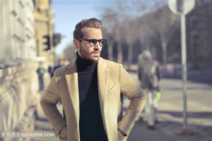 在伦敦街头的戴眼镜帅哥