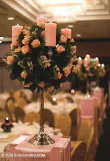 婚礼上的蜡烛和花束