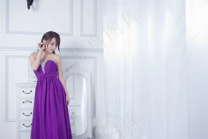 邻家女孩美白柔嫩谭嘉仪紫色长裙