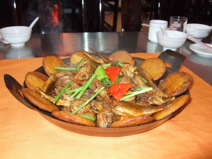 铁锅饼子黄花鱼