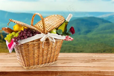 山林跟木桌上美味的野餐