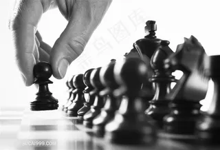 下国际象棋的棋手高清