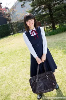 拿着包包的日本清纯美女学生图片