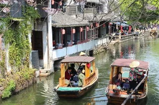 苏州周庄古镇水巷手摇船