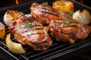 烤盘里烤熟的烤肉美味美食摄影图