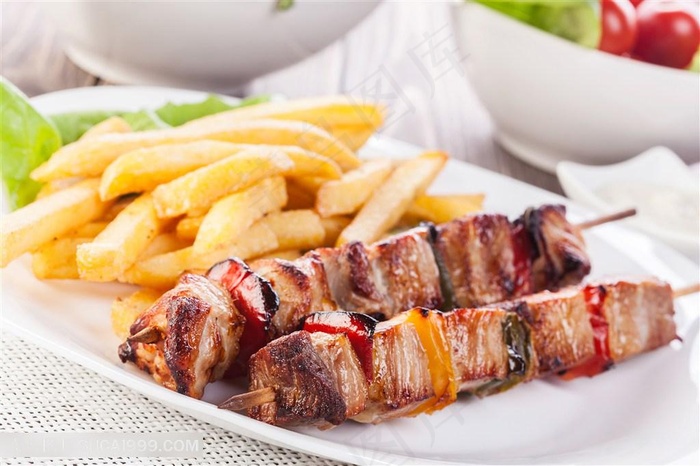 肉串和炸薯条美食图片美食西餐图片