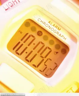 黄色灯光下的电子手表