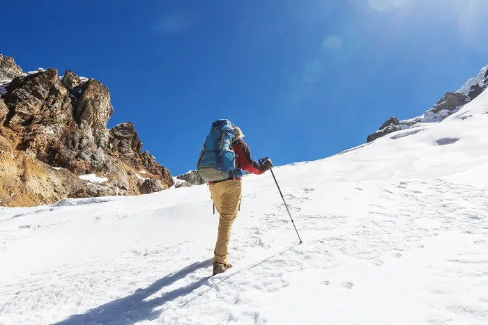 徒步行走雪山登山户外旅行