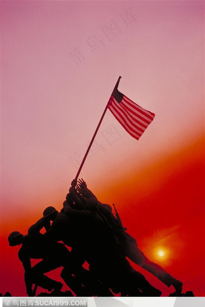 一群革命人物首举美国国旗雕塑