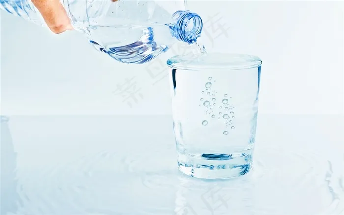 正在往杯子里倒水的高清摄影素材图片