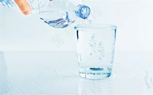 正在往杯子里倒水的高清摄影素材图片 正在往杯子里倒水的高清摄影素材图片