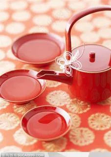 日本风格红色的茶壶和茶碗 日本风格红色的茶壶和茶碗