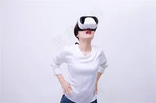 戴VR眼镜的少女高清图片