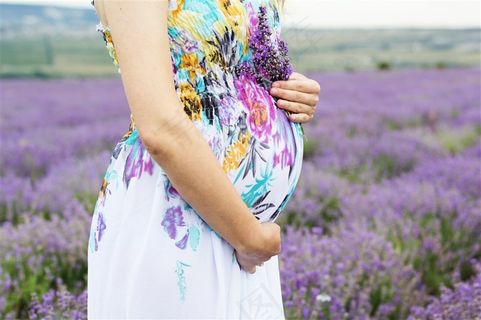 花丛中的幸福孕妇