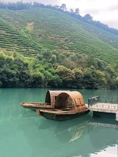 美丽的湖中小船