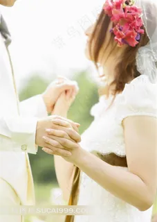 十指相扣的新娘新郎婚纱写真