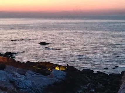 微波粼粼和一个照灯人