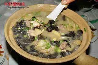 牛肝菌炖鸡美食元素菜品