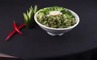 四季豆餐饮快餐盖浇饭产品成品高清大图黑底圆盘