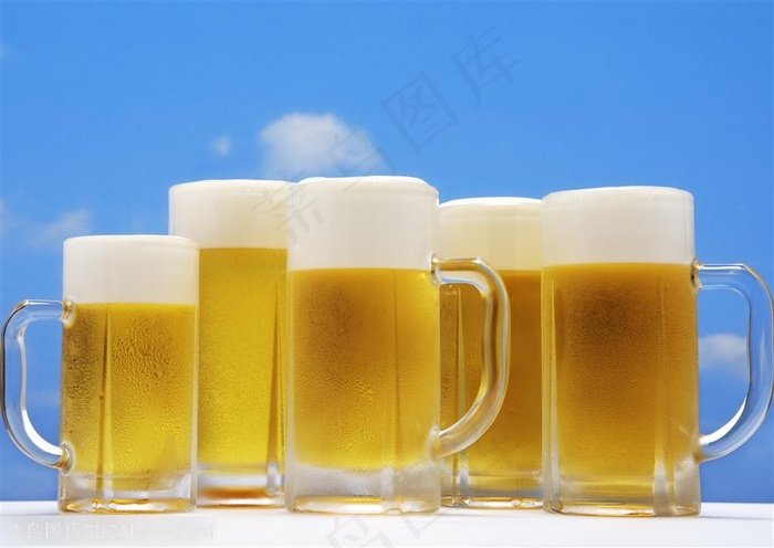 酒水饮料-蓝天下的一堆啤酒
