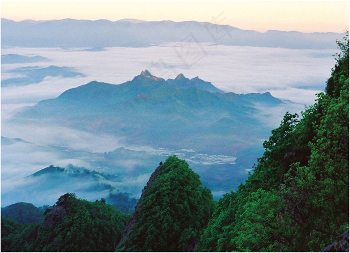 山峰后云海中的山脉