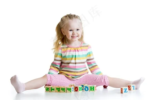 坐在积木上的可爱女孩 坐在积木上的可爱女孩