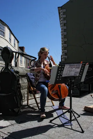 大提琴街头表演图片