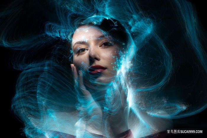 抽象蓝色光线描绘的女性脸部