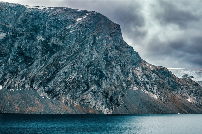 湖边险峻山峰自然风光摄影