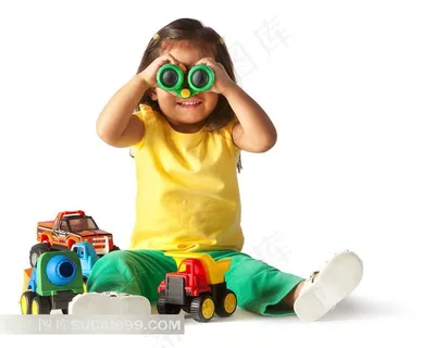 拿着玩具望远镜的可爱小孩