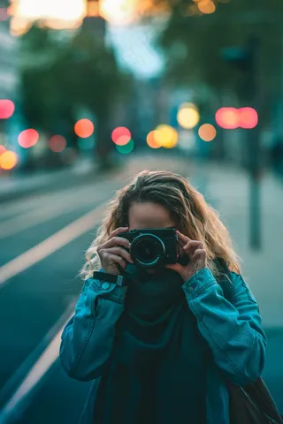 一个爱拍照的女人图片