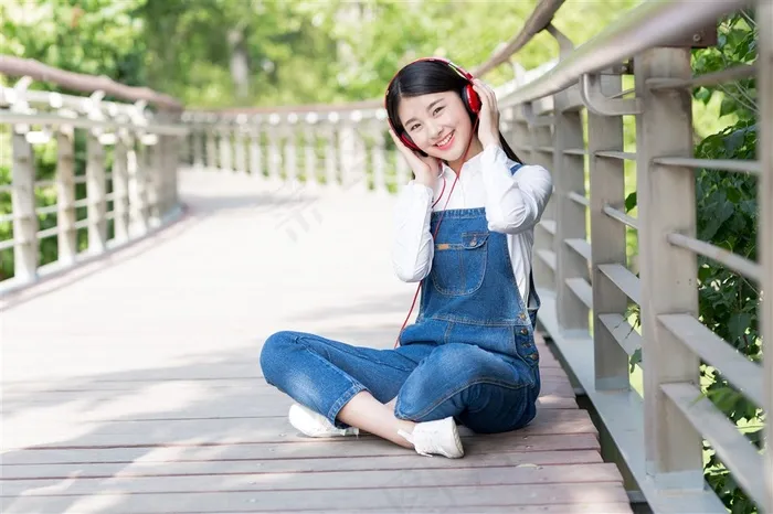 听音乐的青春美女