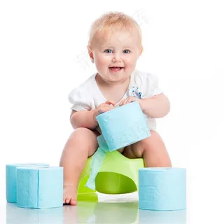 拿着卫生纸的可爱宝宝