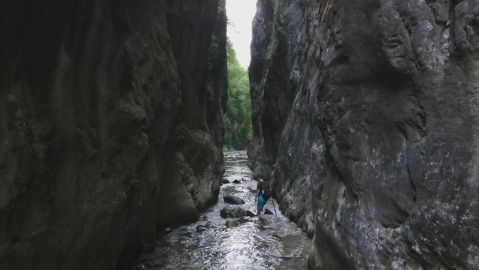 探险家穿过森林中的一条河流
