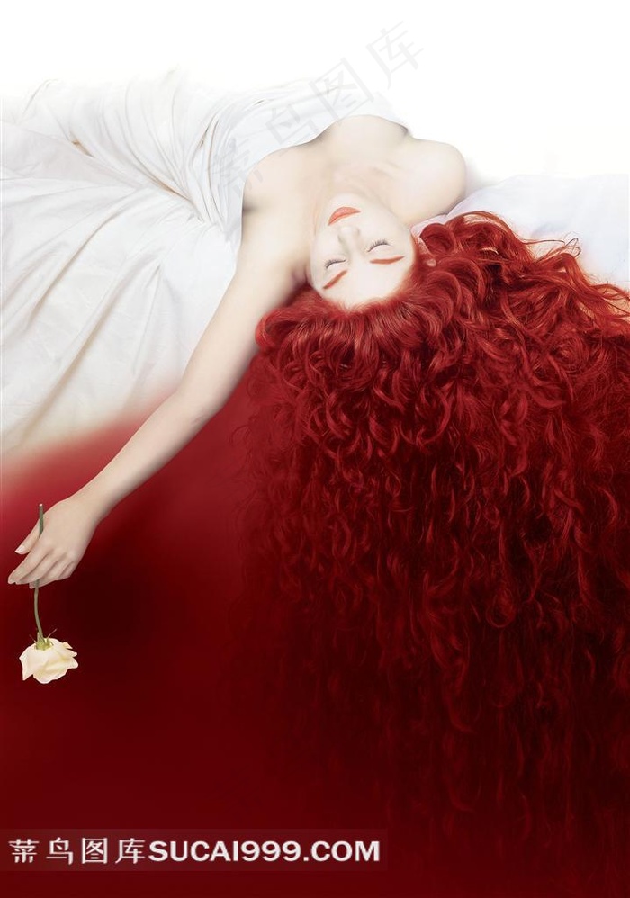 躺着的手持玫瑰花的红发美女电影香水创意海报