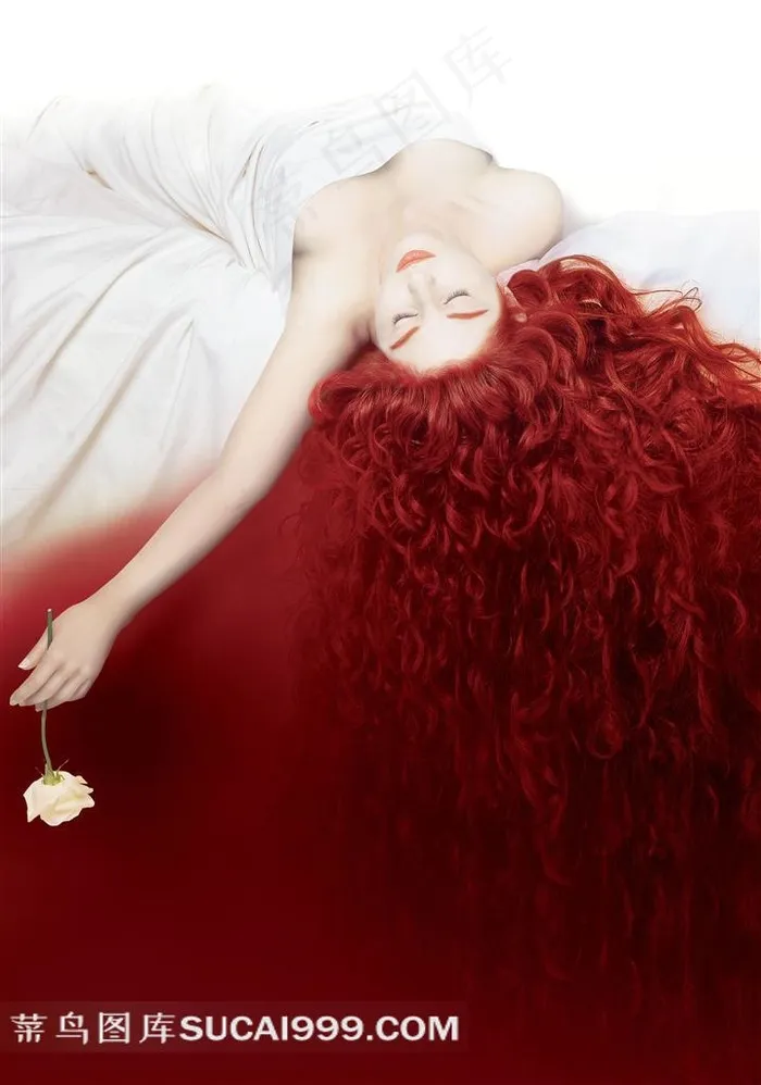 躺着的手持玫瑰花的红发美女电影香水创意海报