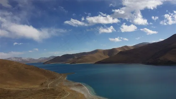 蓝天下的羊湖美景摄影图片 蓝天下的羊湖美景摄影图片