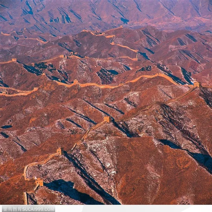 晚霞中山脉上的长城大远景